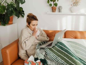 Donna con l'influenza